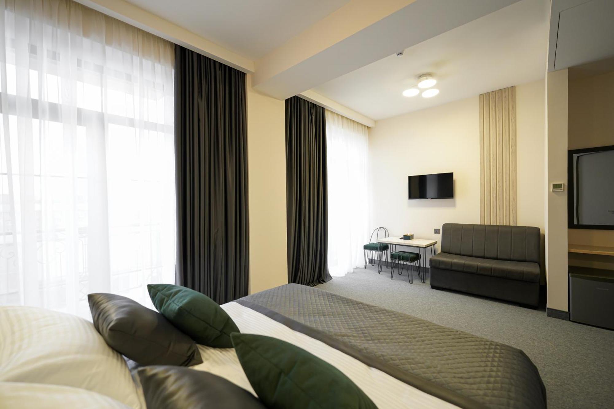 Dynasty Hotel & Spa 耶烈万 外观 照片