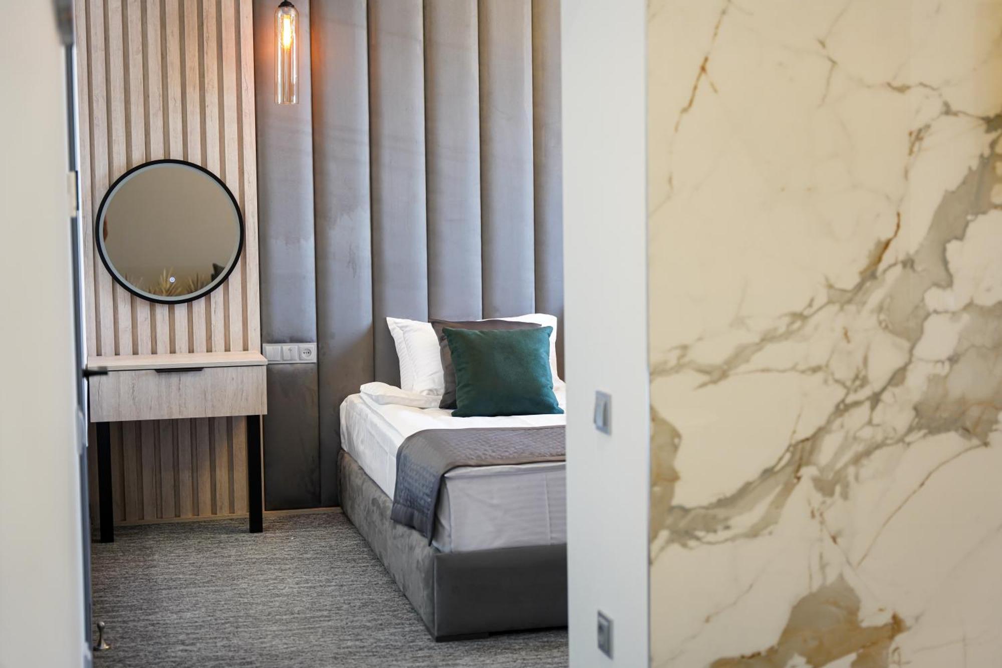 Dynasty Hotel & Spa 耶烈万 外观 照片