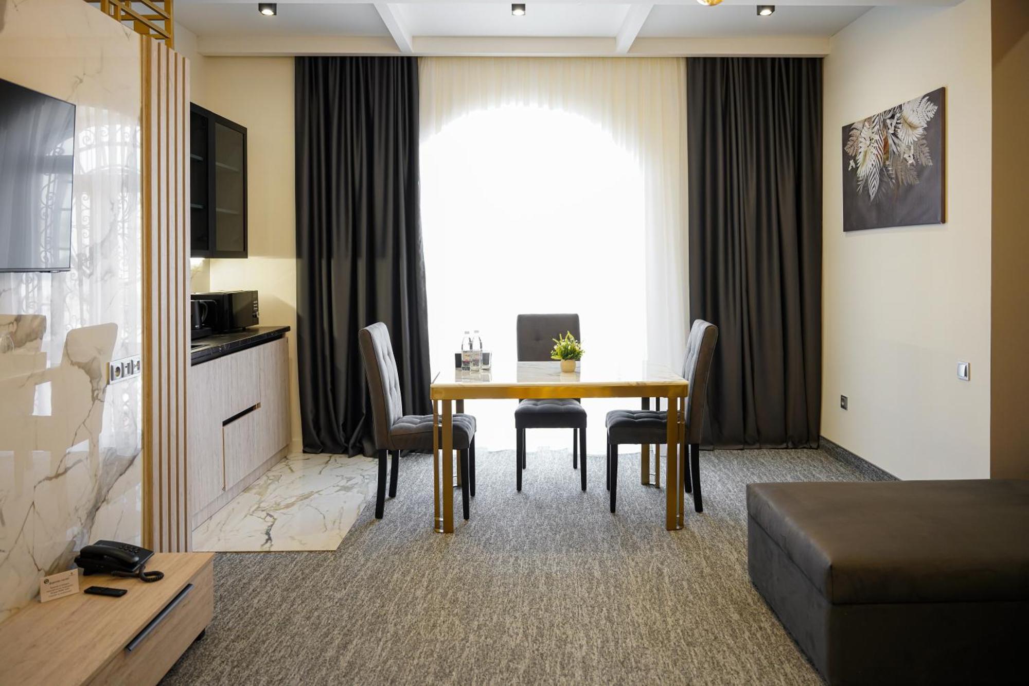 Dynasty Hotel & Spa 耶烈万 外观 照片