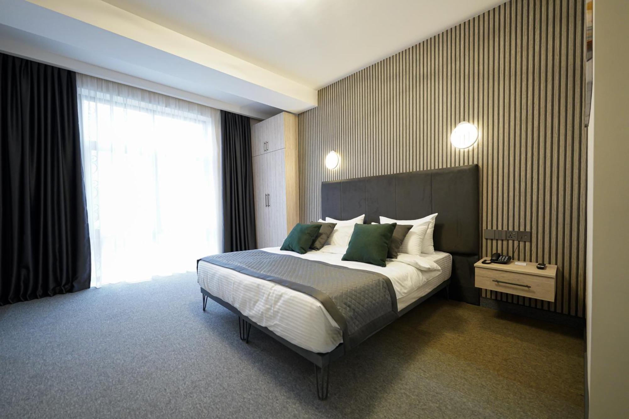 Dynasty Hotel & Spa 耶烈万 外观 照片