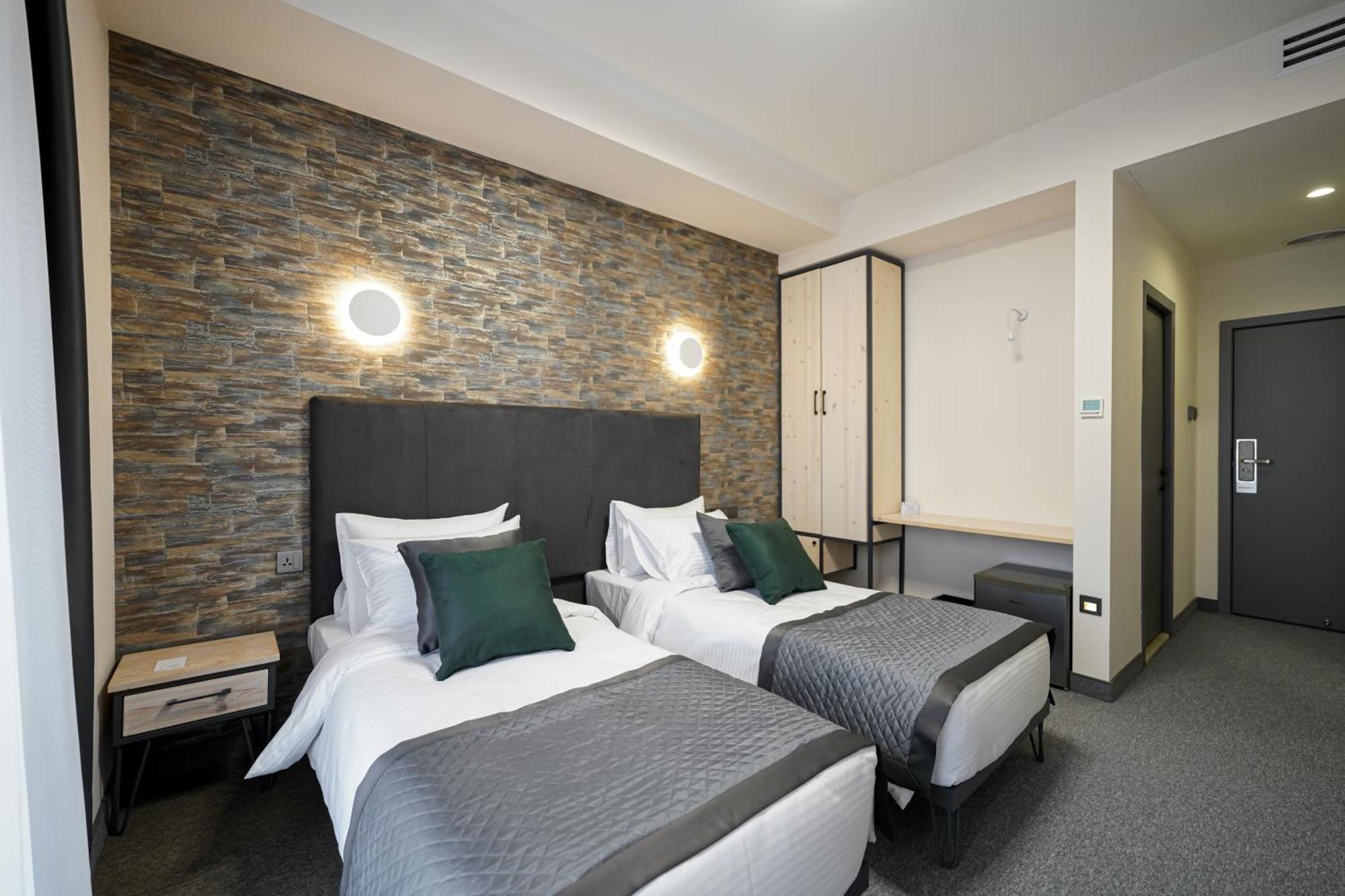 Dynasty Hotel & Spa 耶烈万 外观 照片